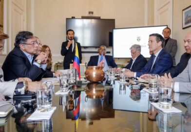 Gustavo Petro y senadores